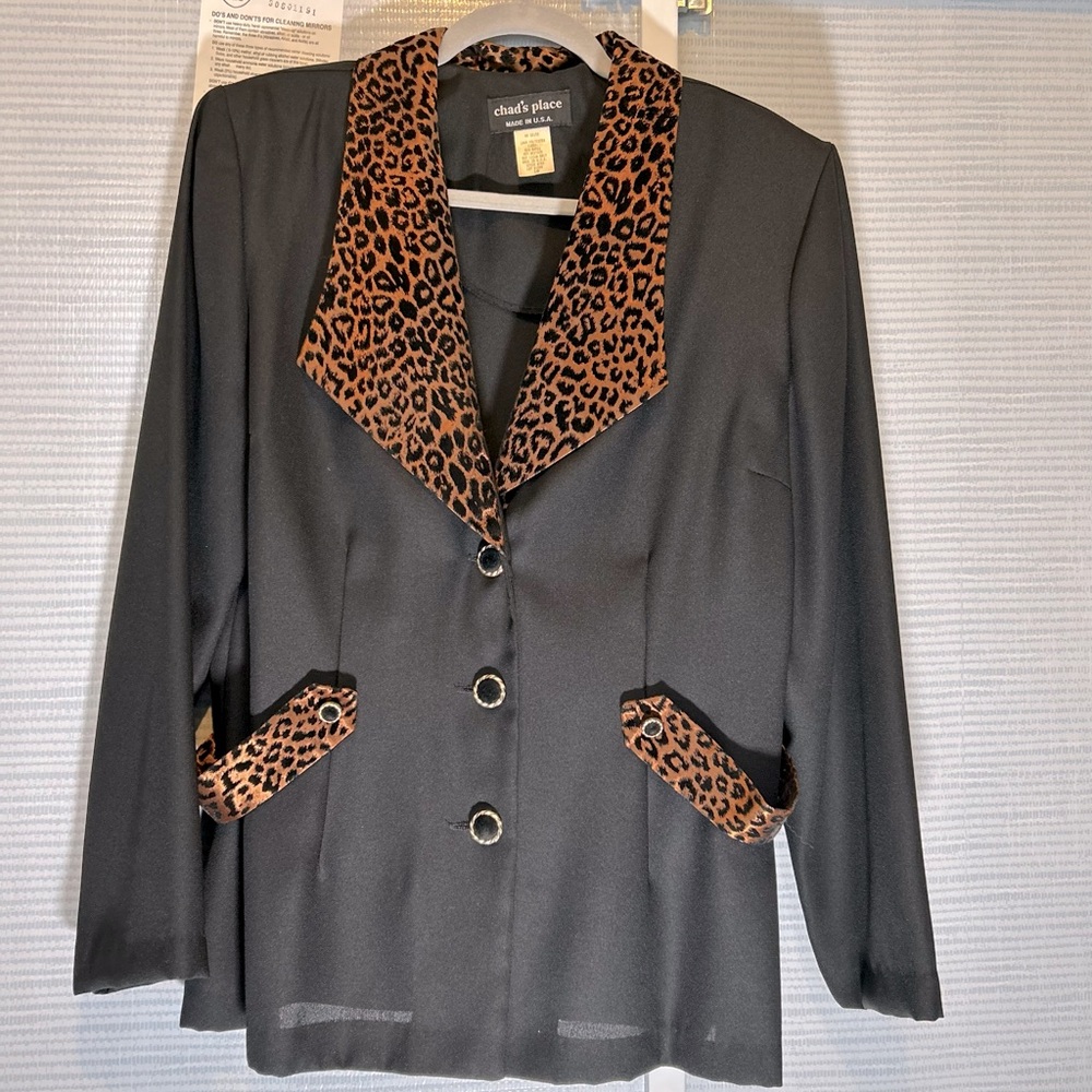 Vintage Chad’s Place size 16 black and cheetah print blazer.